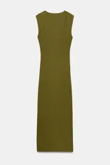 Vestido midi negro con escote asimétrico, sin mangas y detalle de drapeado delantero.