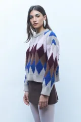 Sweater de punto grueso con diseño de rombos en tonos azul, marrón, rosa y gris.
