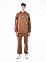 Hoodie negro con capucha y bolsillo canguro. Presenta un pequeño texto estampado en blanco en el pecho que dice: "STREET STYLE HAS REVOLUTIONIZED THE FASHION INDUSTRY".