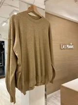 Sweater color arena de tejido Bremer con apliques de strass en hombros y mangas.