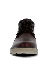 Botín de cuero color bordó con diseño clásico, cierre mediante cordones y suela de goma en tono beige. Presenta una estructura robusta con cuello acolchado y punta redonda.