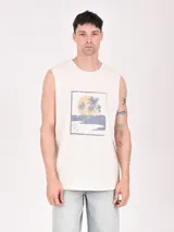 Musculosa de algodón color blanco con estampa frontal de estilo vintage que representa un paisaje de playa con palmeras y el texto C'est la vie.