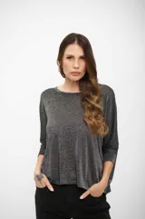 Buzo de tejido fino con acabado brillante, de corte holgado y mangas tres cuartos.