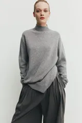 Jersey de punto con cuello perkins y manga larga, de diseño liso y corte clásico.