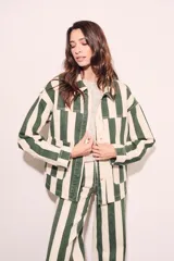Sobrecamisa oversize con estampado a rayas verticales verdes y blancas, con cuello clásico, cierre frontal con botones y bolsillos de parche en el pecho.