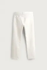 Jeans de corte recto color celeste claro, con tiro medio, diseño de cinco bolsillos, efecto lavado y bajo con acabado irregular deshilachado.