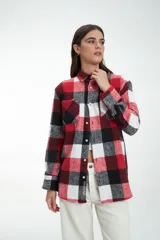 Sobrecamisa a cuadros rojos, negros y blancos, de corte recto, con cuello camisero, cierre frontal con botones y bolsillo de parche en el pecho.
