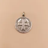 Dije medalla redonda de plata 925 con la cruz de San Benito y diferentes inscripciones en latín.