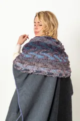 Capa artesanal combinada en texturas de color negro y gris con aplique de chal y dos bolsillos.