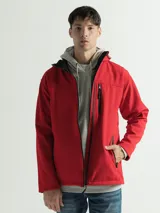 Campera negra con capucha y cierre frontal, de corte clásico y bolsillos laterales con cierre.