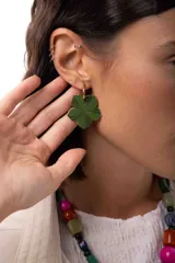 Aro colgante con argolla de acero quirúrgico y dije en forma de hoja pintado a mano en tonos verdes.