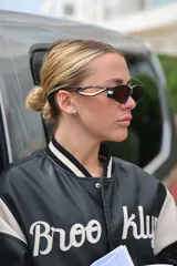 Lentes de sol con marco de carey y lentes marrones.