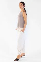 Pantalón estilo cargo de lino tencel color crema, con cintura elastizada y bolsillos laterales.