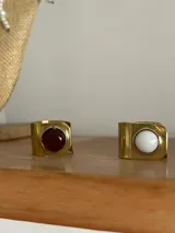 Anillo regulable hecho a mano en bronce, con diseño ancho y piedra de ágata incrustada.