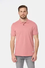 Remera polo de piqué, color azul, de manga corta con cuello en Rib y botones personalizados.