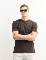 Remera de manga corta color petróleo, de corte recto y cuello redondo.