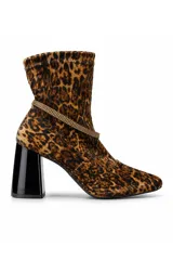 Botineta de animal print con diseño de leopardo, caña elástica, taco cuadrado negro y tira decorativa con strass alrededor del tobillo.