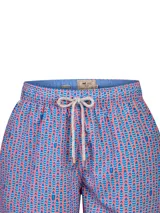 Short de baño RKF modelo Izam, con estampado de peces en tonos azules sobre fondo rosado, cintura elástica con cordón ajustable y bolsillos.