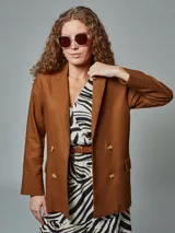 Blazer color crudo de lino, de corte recto, con solapas y doble botonadura.