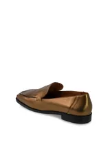 Mocasines de cuero color cobre con acabado metálico y punta cuadrada.