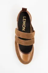 Chatita de cuero color camel, con detalles en gamuza al tono en la puntera y el talón. Presenta doble tira con cierre de velcro en el empeine y suela de goma dentada.