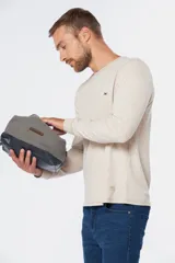 Neceser gris con base azul marino y cierre superior.