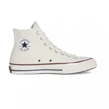 Championes de caña alta Converse Chuck 70 color crema con detalles en rojo y azul en la suela.