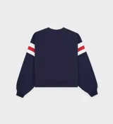 Buzo azul marino de algodón con cuello redondo y mangas largas. Presenta rayas blancas y rojas en la parte superior de las mangas y la inscripción "WELLNESS Sporty & Rich" en blanco en el frente.