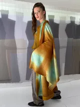 Chal de lana merino teñida, color naranja y celeste, de tejido fino y suave.