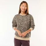 Buzo de cuello redondo con estampado de leopardo, mangas largas y puños y ruedo en tejido rib color beige.