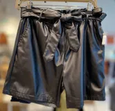 Short negro de cuero sintético con cintura elastizada y lazo para atar.
