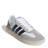 Championes Adidas Barreda Decode de estilo retro, con diseño inspirado en el calzado de fútbol. Presentan una combinación de paneles de tela blanca, refuerzos de gamuza gris en la puntera y el talón, y las icónicas tres tiras laterales en color negro. Cuentan con una mediasuela translúcida y suela de goma para mayor tracción.