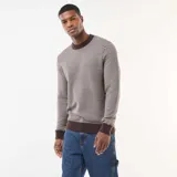 Sweater de punto para hombre, color marrón y beige, con diseño de micro-patrón en diagonal. Presenta cuello redondo, puños y cintura en color marrón liso.