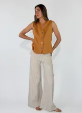 Pantalon de lino a rayas verticales de corte ancho y relajado, con cintura elastizada.