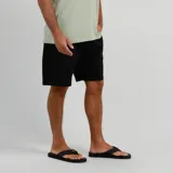 Bermuda O'Neill de felpa color negro, con cintura elástica con cordón ajustable, bolsillos laterales y pequeño parche con logo de la marca en el borde inferior.