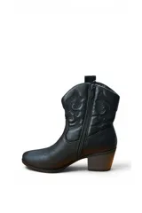 Bota texana negra de media caña con detalles bordados en el empeine y los laterales, taco cuadrado de madera y puntera ligeramente perfilada.