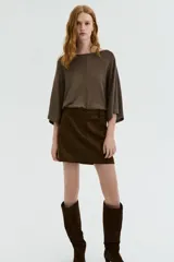 Top oversized de punto fino color marrón, con escote bote amplio, mangas tres cuartos y bajo recto.