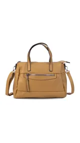 Cartera de mano y hombro color camel, de material símil cuero, con forma estructurada y asas superiores cortas. Presenta un bolsillo exterior frontal con cierre horizontal y un bolsillo trasero. Incluye correa larga ajustable para llevar cruzada o al hombro.