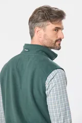 Chaleco de abrigo confeccionado en tejido polar, con cierre frontal completo, cuello alto y bolsillo vertical en el pecho con logo bordado en contraste.