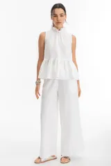 Pantalón blanco con estampado plateado, de lino prelavado y suavizado, con cintura elástica, bolsillos laterales y piernas anchas.