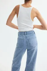 Jean wide leg de tiro alto en denim de algodón con leve elasticidad. Diseño clásico de cinco bolsillos, con piernas amplias y corte holgado.