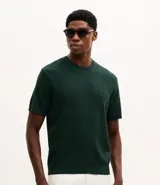 Remera de manga corta y cuello redondo, confeccionada en tejido de tricolina con textura acanalada. Presenta un diseño de corte clásico y ajuste cómodo.