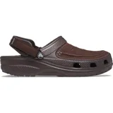 Zueco Crocs Yukon Vista II color gris oscuro, con parte superior de material sintético que simula cuero, costuras decorativas en el empeine y orificios de ventilación frontales. Posee correa ajustable en el talón de color gris claro.