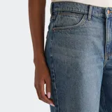 Bermuda de jean Wrangler de tiro bajo, calce holgado y largo por debajo de las rodillas. Cuenta con diseño de cinco bolsillos, cierre frontal con botón y cremallera, y dobladillo sin rematar con flecos sutiles.