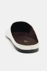 Zapato plano destalonado de piel en color blanco, con acabado en punta redonda y suela plana.