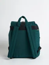 Mochila acolchada de nylon color negro con correas y detalles en rosa pálido. Presenta un cierre principal tipo solapa con hebilla de plástico negra y una cinta colgante con el texto "rusty" en color verde menta.