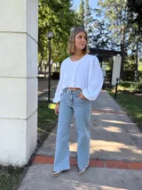 Pantalón de jean celeste claro, corte wide leg y tiro alto.