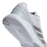 Championes deportivos Adidas Court Quick P, color blanco con detalles plateados en las icónicas tres tiras laterales. Diseño de malla transpirable con refuerzos sintéticos y suela de goma resistente, ideal para actividades deportivas y uso diario.