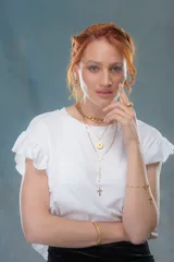 Anillo dorado de acero con dos hileras de circonias.