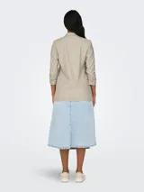 Blazer regular fit color rosado viejo, con cuello solapa, mangas 3/4 y bolsillos frontales ribeteados.